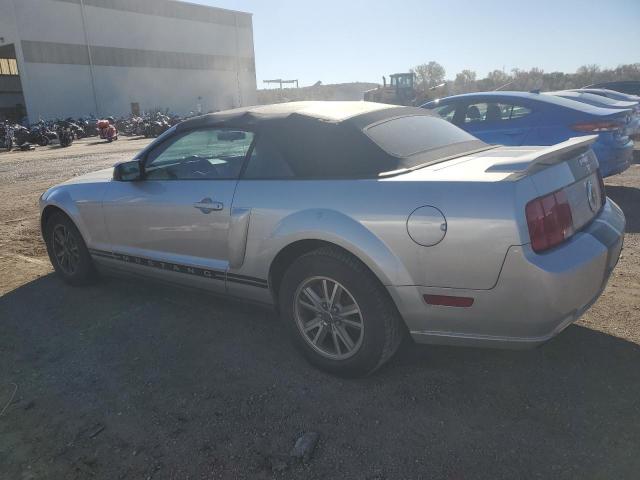 1ZVHT84N955258572 - 2005 FORD MUSTANG SILVER photo 2