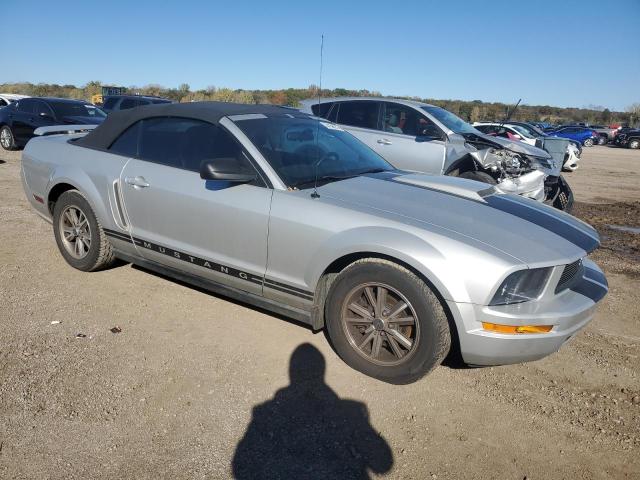 1ZVHT84N955258572 - 2005 FORD MUSTANG SILVER photo 4