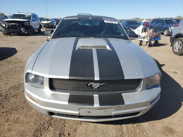 1ZVHT84N955258572 - 2005 FORD MUSTANG SILVER photo 5