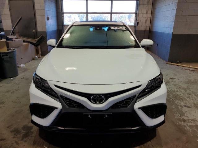 4T1S11AK2PU795692 - 2023 TOYOTA CAMRY SE NIGHT SHADE WHITE photo 5