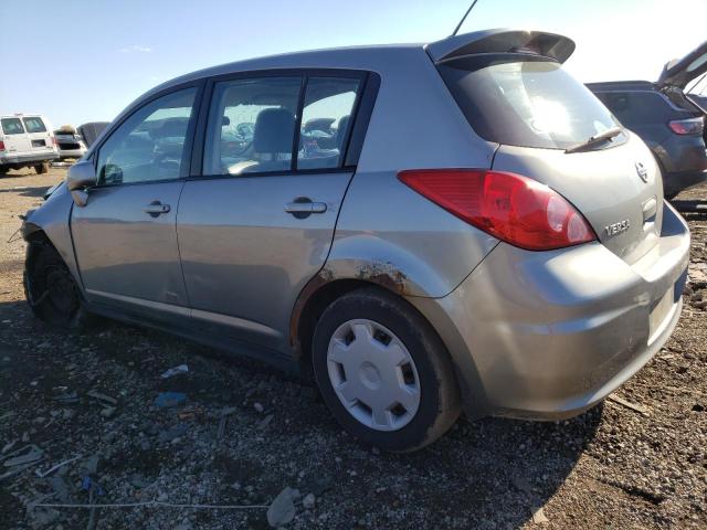 3N1BC13E18L374714 - 2008 NISSAN VERSA S GRAY photo 2