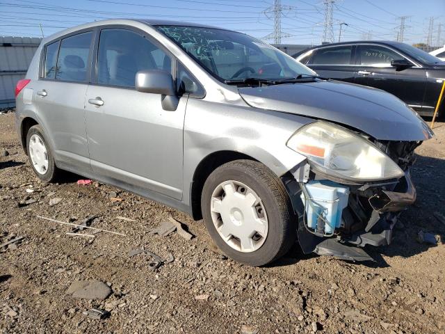 3N1BC13E18L374714 - 2008 NISSAN VERSA S GRAY photo 4