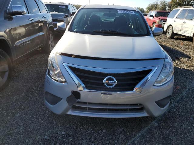 3N1CN7AP7JL837774 - 2018 NISSAN VERSA S SILVER photo 5