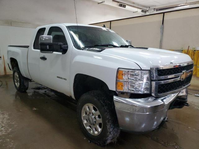 1GC2KVCG1DZ396692 - 2013 CHEVROLET SILV1500 K2500 HEAVY DUTY WHITE photo 4