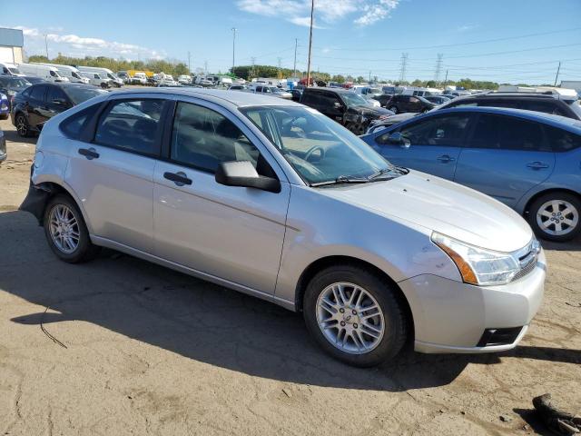 1FAHP35N09W134883 - 2009 FORD FOCUS SE SILVER photo 4