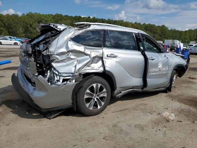 5TDGZRAH3NS126709 - 2022 TOYOTA HIGHLANDER XLE SILVER photo 3