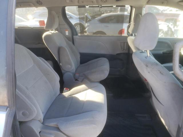 5TDJZ3DCXJS198049 - 2018 TOYOTA SIENNA LE SILVER photo 11