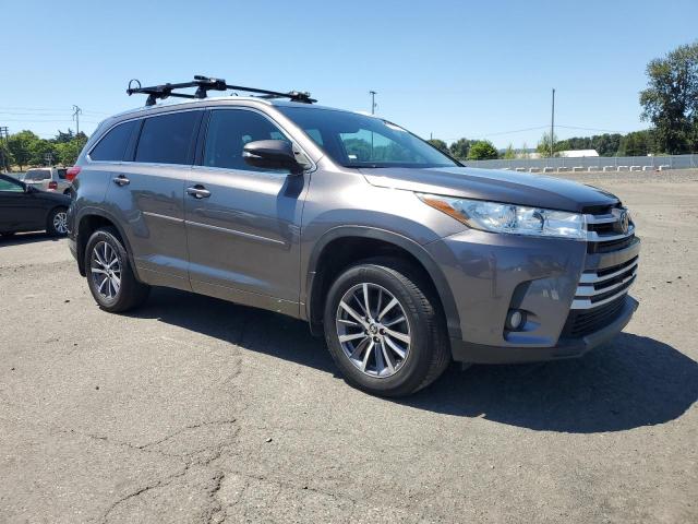 5TDJZRFH8JS533935 - 2018 TOYOTA HIGHLANDER SE GRAY photo 4