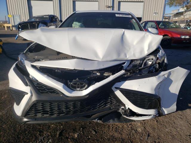 4T1G11AK2PU764173 - 2023 TOYOTA CAMRY SE NIGHT SHADE WHITE photo 5