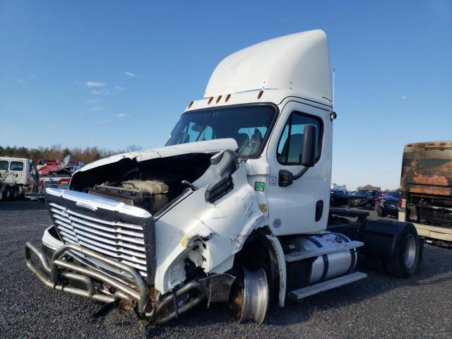 1FUBGADV0GLHT2651 - 2016 FREIGHTLINER CASCADIA 1 WHITE photo 2