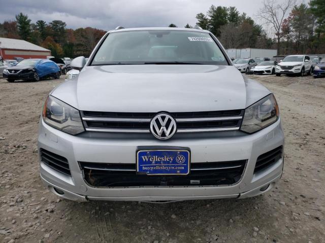 WVGEF9BP5CD009899 - 2012 VOLKSWAGEN TOUAREG V6 SILVER photo 5