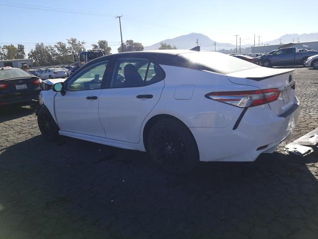 4T1G11AK5LU302927 - 2020 TOYOTA CAMRY SE WHITE photo 2