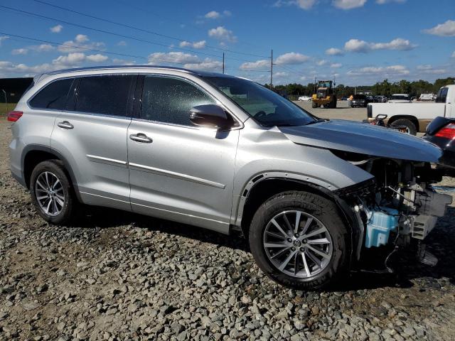 5TDKZRFH9HS193659 - 2017 TOYOTA HIGHLANDER SE SILVER photo 4