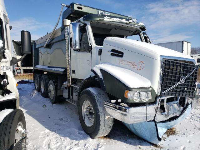 4V5KG9DH3MN275962 - 2021 VOLVO VHD WHITE photo 1