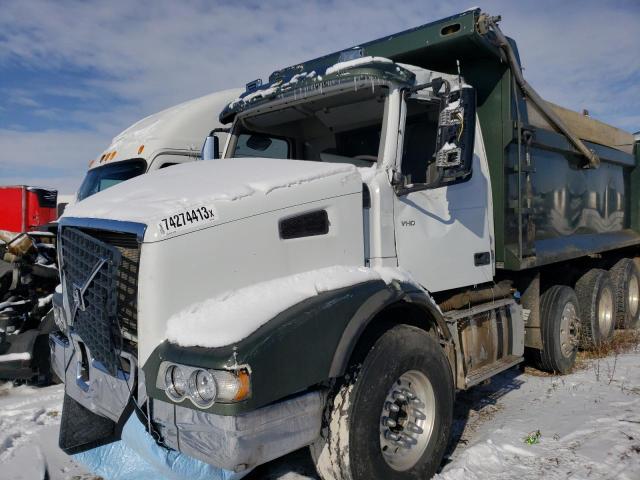 4V5KG9DH3MN275962 - 2021 VOLVO VHD WHITE photo 9