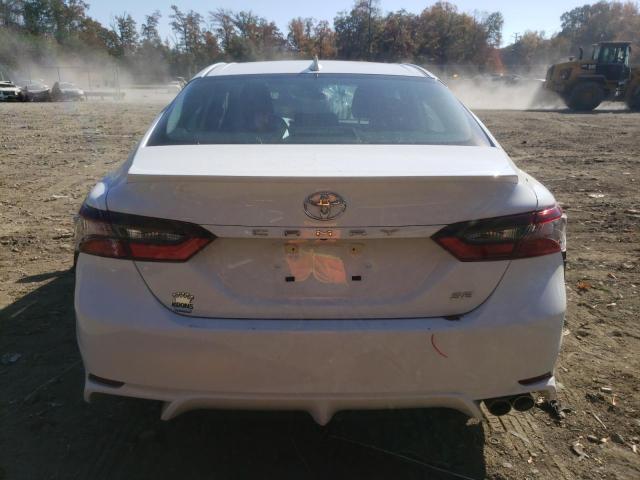 4T1G11AKXPU832039 - 2023 TOYOTA CAMRY SE NIGHT SHADE WHITE photo 6