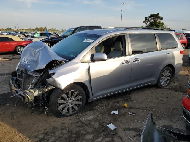 5TDDZ3DC9HS164322 - 2017 TOYOTA SIENNA XLE SILVER photo 1