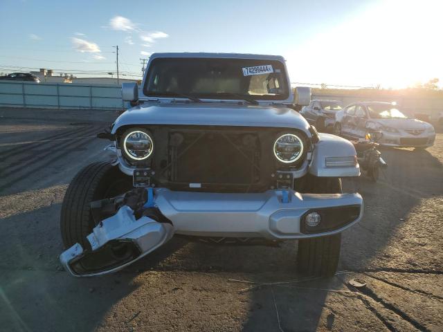 1C4JJXP69NW115074 - 2022 JEEP WRANGLER U SAHARA 4XE SILVER photo 5