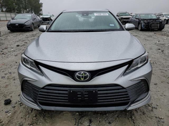 4T1C11AK3MU598465 - 2021 TOYOTA CAMRY LE SILVER photo 5