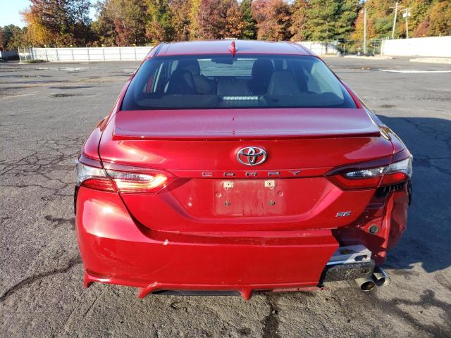 4T1G11AK1MU457315 - 2021 TOYOTA CAMRY SE RED photo 6