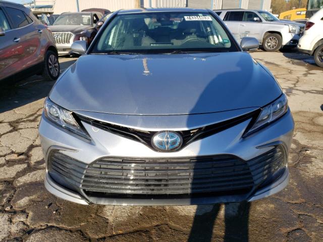 4T1C31AK0MU564591 - 2021 TOYOTA CAMRY LE SILVER photo 5