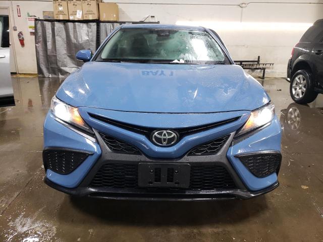 4T1T11AK2PU169211 - 2023 TOYOTA CAMRY SE NIGHT SHADE BLUE photo 5