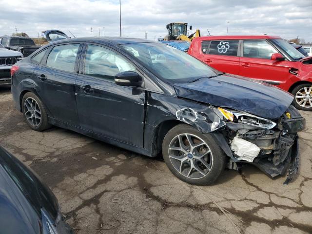 1FADP3F22GL260132 - 2016 FORD FOCUS SE BLACK photo 4