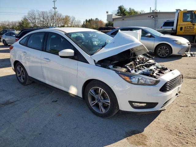 1FADP3F29JL301489 - 2018 FORD FOCUS SE WHITE photo 4