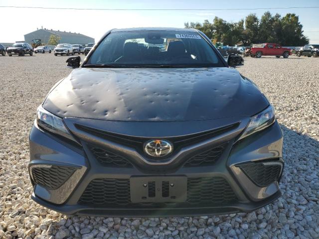 4T1G11AK0PU811264 - 2023 TOYOTA CAMRY SE NIGHT SHADE GRAY photo 5
