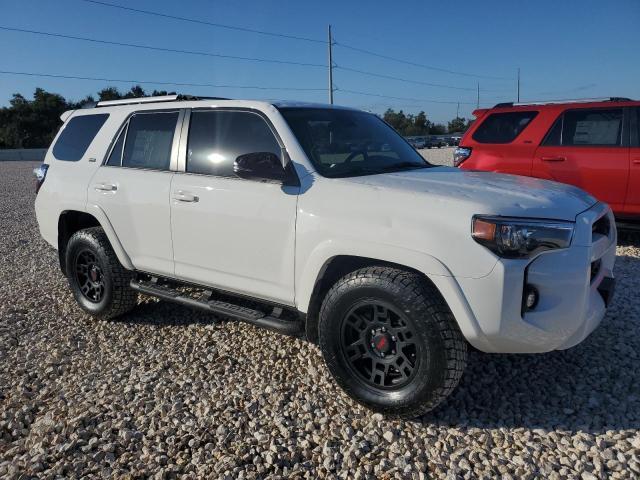 JTEFU5JR8P5298380 - 2023 TOYOTA 4RUNNER SR5 WHITE photo 4