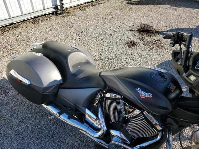 5VPDW36N8E3036921 - 2014 VICTORY MOTORCYCLES CROSS COUN CHARCOAL photo 5