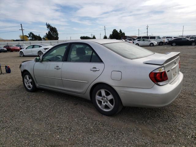 4T1BE30K05U981715 - 2005 TOYOTA CAMRY LE SILVER photo 2