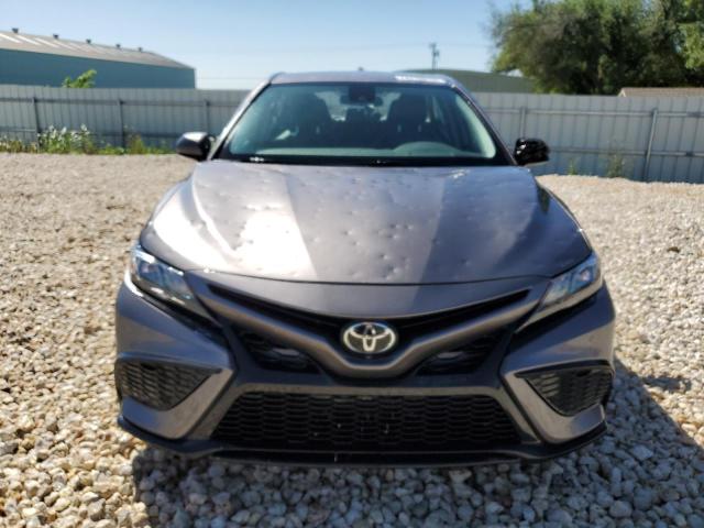 4T1G11AK5MU447497 - 2021 TOYOTA CAMRY SE GRAY photo 5