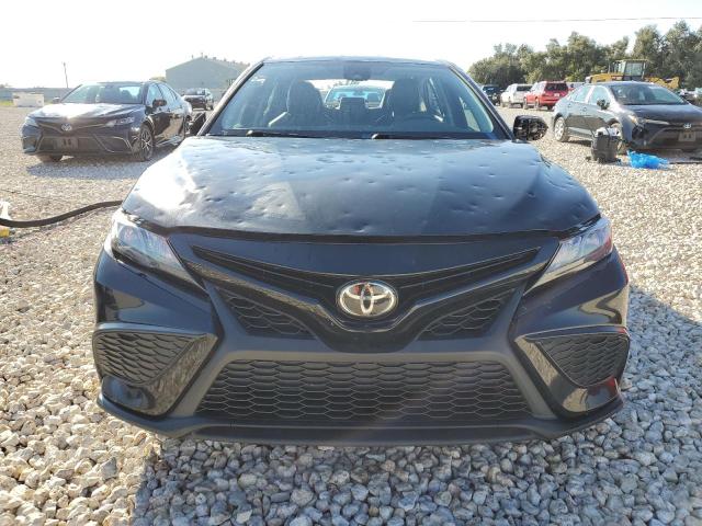 4T1G11AK2MU545418 - 2021 TOYOTA CAMRY SE BLACK photo 5