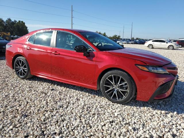 4T1G11AKXMU426130 - 2021 TOYOTA CAMRY SE RED photo 4