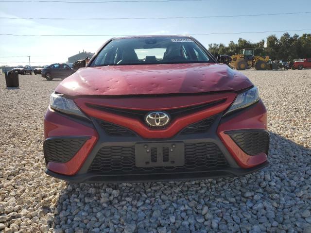 4T1G11AKXMU426130 - 2021 TOYOTA CAMRY SE RED photo 5