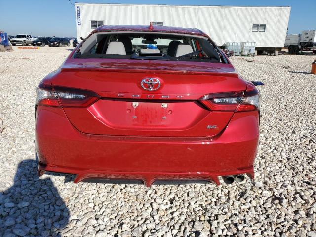 4T1G11AKXMU426130 - 2021 TOYOTA CAMRY SE RED photo 6