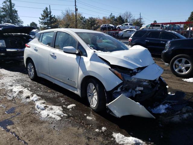 1N4AZ1CP0KC318927 - 2019 NISSAN LEAF S WHITE photo 4