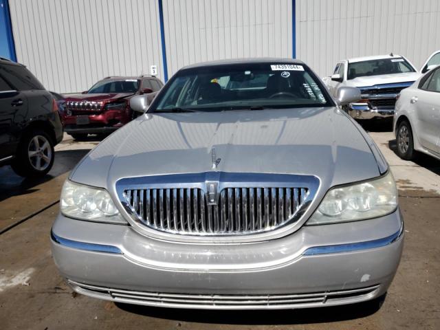 1LNHM81W64Y668932 - 2004 LINCOLN TOWN CAR EXECUTIVE Silber Foto 5