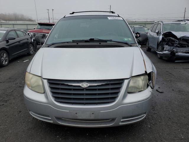1C4GP45R75B145508 - 2005 CHRYSLER TOWN & COU ვერცხლისფერი ფოტო 5