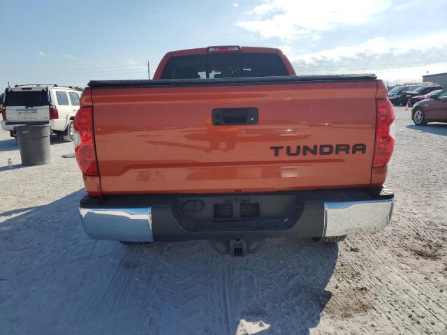 5TFRM5F17JX126471 - 2018 TOYOTA TUNDRA DOUBLE CAB SR/SR5 ORANGE photo 6