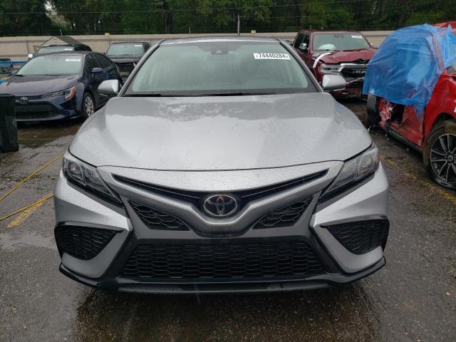 4T1G11AK4PU768323 - 2023 TOYOTA CAMRY SE NIGHT SHADE SILVER photo 5