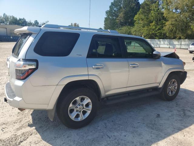 JTEZU5JR6J5176556 - 2018 TOYOTA 4RUNNER SR5 SILVER photo 3