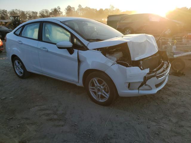 3FADP4BJ9JM140160 - 2018 FORD FIESTA SE WHITE photo 4