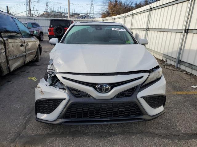 4T1T11AK4PU112508 - 2023 TOYOTA CAMRY SE NIGHT SHADE WHITE photo 5
