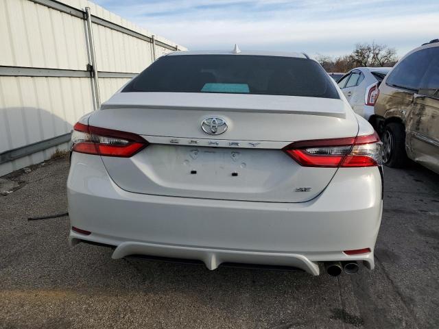 4T1T11AK4PU112508 - 2023 TOYOTA CAMRY SE NIGHT SHADE WHITE photo 6