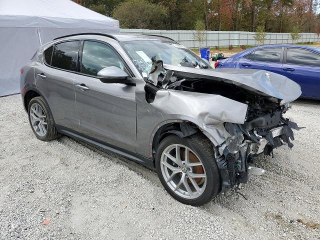 ZASFAKNN9J7B80408 - 2018 ALFA ROMEO STELVIO TI SPORT GRAY photo 4