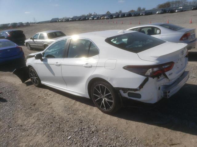 4T1G11AK3MU438622 - 2021 TOYOTA CAMRY SE WHITE photo 2