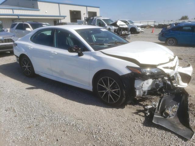 4T1G11AK3MU438622 - 2021 TOYOTA CAMRY SE WHITE photo 4