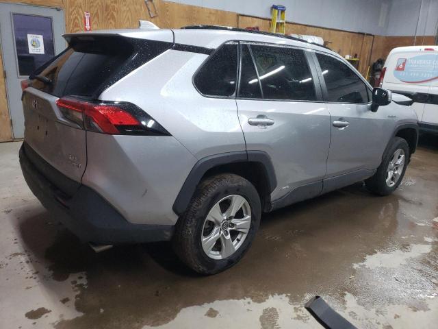 4T3R6RFV9LU001371 - 2020 TOYOTA RAV4 XLE SILVER photo 3